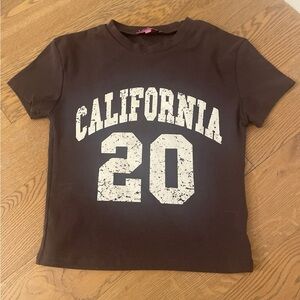 Edikted brown California tshirt